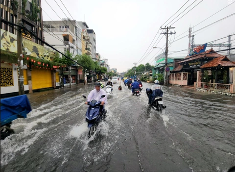 TP.HCM có nơi mưa hơn 200mm, chợ Thủ Đức cống bung, nhiều đường ngập nước - Ảnh 9.