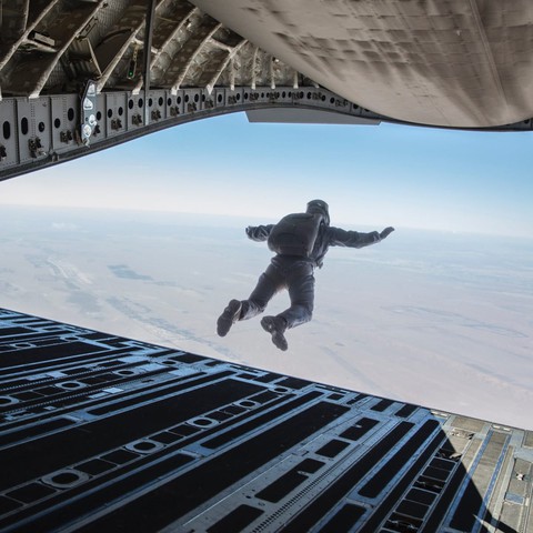 Tom Cruise và những pha mạo hiểm biến Mission: Impossible thành huyền thoại điện ảnh - Ảnh 6. Leo vách núi, phi mô tô, bám trực thăng, đu dây... chỉ có thể là Tom Cruise - Ảnh 6.