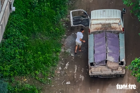 Hình ảnh san lấp chóng vánh đất nông nghiệp được giao, mở cả đường dưới chân cầu - Ảnh 5.