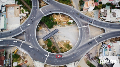 Mặt đường nút giao ngàn tỉ ở Nha Trang xuất hiện vết sụt lún - Ảnh 1. Nha Trang - Ảnh 1.