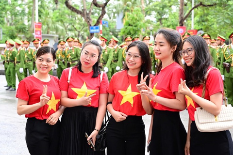Hàng vạn người đổ về xem duyệt đội ngũ và diễu hành quần chúng ở Hải Phòng - Ảnh 2.