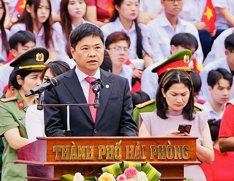 Duyệt đội ngũ và diễu hành quần chúng kỷ niệm 70 năm giải phóng Hải Phòng - Ảnh 2.