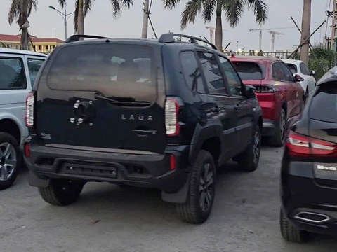 Ảnh thực tế lô ô tô Nga giá dự kiến từ 360 triệu đồng đã về Việt Nam: Có SUV kiểu Jimny, sedan cùng cỡ Attrage- Ảnh 9. Ảnh thực tế lô ô tô Nga Lada cập cảng Việt Nam: Giá từ 360 triệu, có SUV dáng Jimny, sedan cỡ Vios - Ảnh 8.