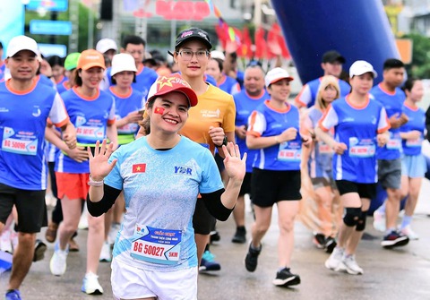 Công nhân xỏ giày đi chơi thể thao, lan tỏa năng lượng tích cực - Ảnh 3.