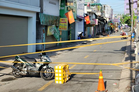 Cháy lớn cửa hàng điện lạnh ở quận 12, một người chết - Ảnh 2.