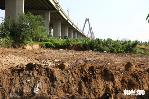 Tháo dỡ nhà tôn, dọn phế thải san lấp trái phép dưới chân cầu Nhật Tân ở Hà Nội - Ảnh 2.