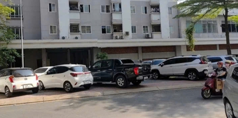 Mua nhà ở xã hội mà đi xe hơi chắn cả lối chung cư, sao giành nhà ở của người khó khăn? - Ảnh 1.