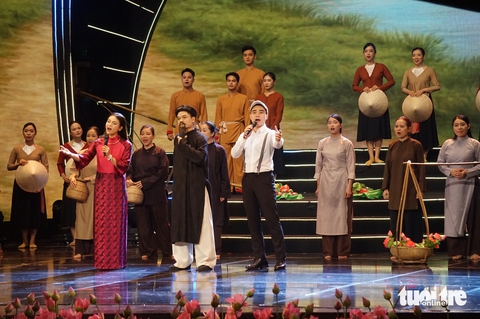 Hai chàng trai ngoại quốc Cee Jay và Charlie Winston hát ‘Bài ca Hồ Chí Minh’ mừng sinh nhật Bác - Ảnh 5. Cee Jay và Charlie Winston hát ‘Bài ca Hồ Chí Minh’ mừng sinh nhật Bác - Ảnh 5.
