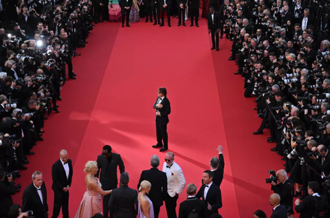 Tom Cruise ra mắt Mission: Impossible 8 tại Liên hoan phim Cannes - Ảnh 2. Mission: Impossible 8 chiếu ở Cannes, Tom Cruise nhận tràng pháo tay dài 5 phút - Ảnh 2.