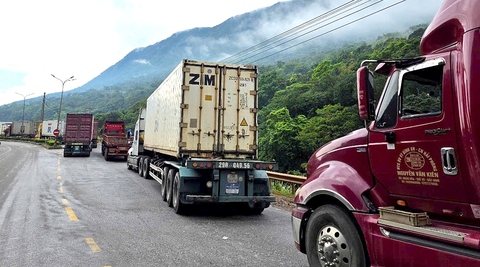 Đường lên cửa khẩu quốc tế Cha Lo tê liệt vì hàng trăm xe tải ùn tắc - Ảnh 1.