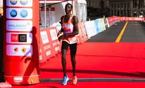 Runner Kenya Kipchumba về nhì giải bán marathon với đôi giày ‘lệch pha’ - Ảnh 1.