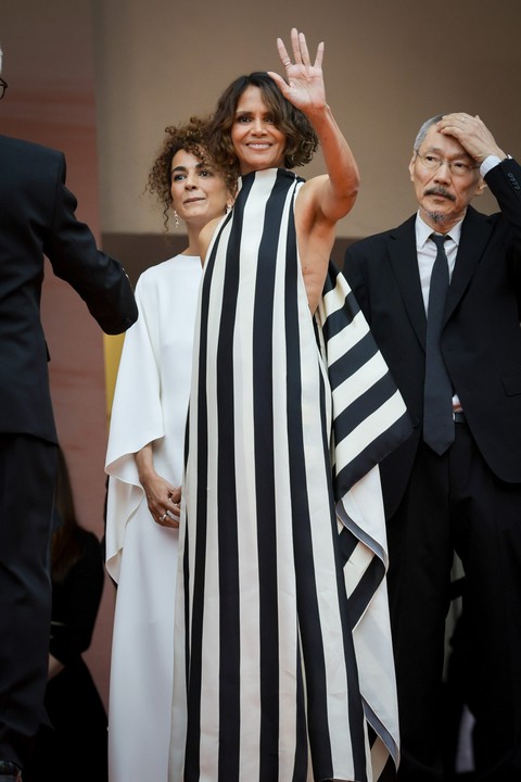 Nữ hoàng gợi cảm Heidi Klum, Bella Hadid đối phó với lệnh cấm mặc hở tại Cannes 2025 thế nào? - Ảnh 8.