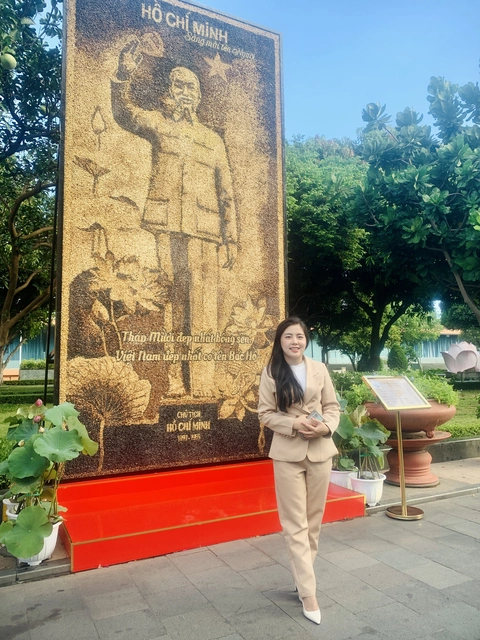 Ngắm tranh chân dung chủ tịch Hồ Chí Minh cao gần 5m từ hơn 135.000 hạt sen rang - Ảnh 1. Hồ Chí Minh - Ảnh 1.