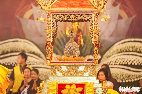Người đến chiêm bái xá lợi Phật quá đông, chùa Quán Sứ mở xuyên đêm - Ảnh 5.