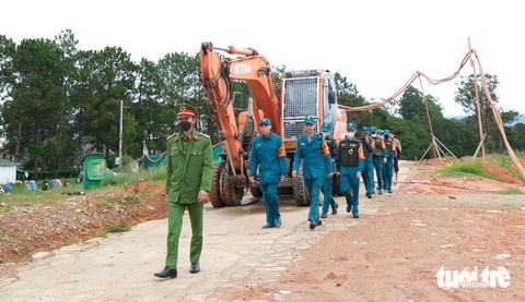 Kỷ luật 3 cán bộ liên quan sai phạm tại dự án sân golf Đồi Cù - Ảnh 1.