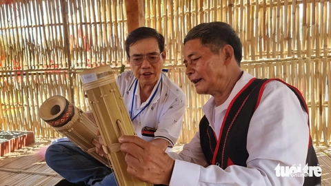 Hàng nghìn du khách xem tận mắt cách chế tác 'cây đàn chapi nghe nao lòng' - Ảnh 2.
