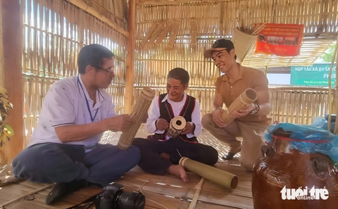 Hàng nghìn du khách xem tận mắt cách chế tác 'cây đàn chapi nghe nao lòng' - Ảnh 3.