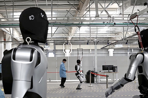 Robot hình người: Cơ hội hay thách thức? - Tuổi Trẻ Online