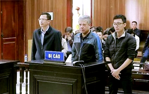 Cựu chủ tịch huyện Quảng Xương cùng đồng phạm gây thiệt hại cho Nhà nước hơn 11 tỉ đồng - Ảnh 1.