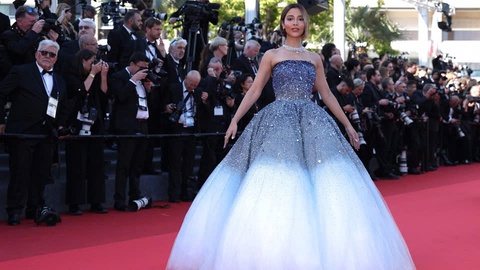 Irina Shayk - Ảnh 6. Cannes cấm váy cồng kềnh nhưng ngày thứ 3 thảm đỏ vẫn có nhiều sao 'phá lệ' - Ảnh 7.