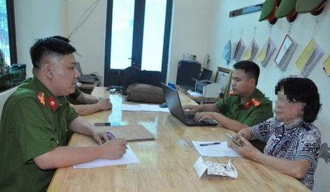 Bị công an giả tính lừa hơn 3 tỉ đồng, cụ bà 77 tuổi tỉnh táo lên báo công an phường - Ảnh 1.