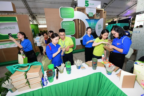 Người tiêu dùng trẻ thúc đẩy doanh nghiệp chuyển đổi xanh - Ảnh 2.