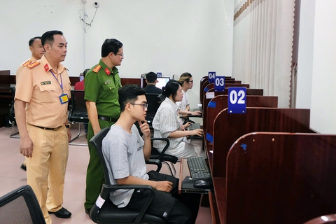 Cảnh sát giao thông Đồng Nai lần đầu tổ chức thi sát hạch lái ô tô - Ảnh 1.