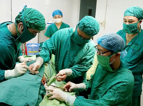 Cành tro dài 20cm nằm trong lồng ngực cụ bà 95 tuổi suốt hai năm - Ảnh 1.