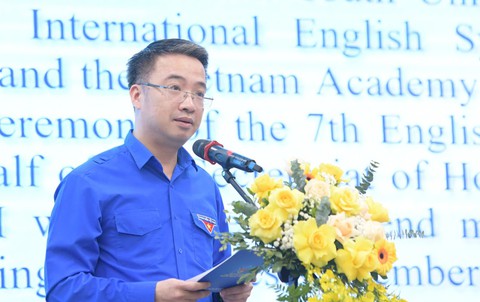 Cán bộ xã vùng cao thi tiếng Anh cùng tiếp viên hàng không - Ảnh 2.