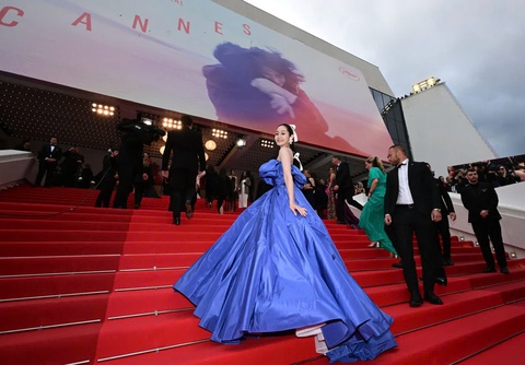 Emma Stone bị ong tấn công trên thảm đỏ Cannes - Ảnh 9. Cannes - Ảnh 11.