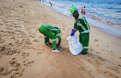 Biển Nha Trang lại xuất hiện dầu vón cục dính vào người du khách tắm biển - Ảnh 3. Nha Trang - Ảnh 3.