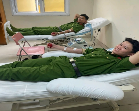 Chiến sĩ cảnh sát cơ động hiến máu cứu bệnh nhân ung thư nguy kịch - Ảnh 1.