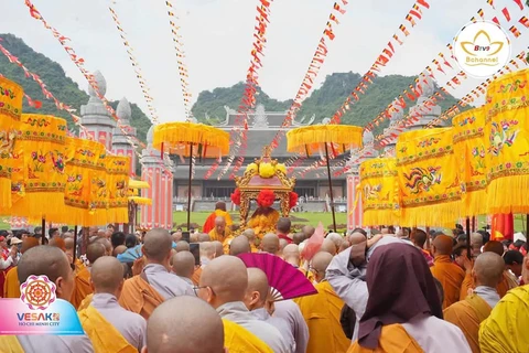 Hàng trăm ngàn người về chùa Tam Chúc chiêm bái xá lợi Phật trong ngày đầu tiên - Ảnh 1. xá lợi - Ảnh 1.