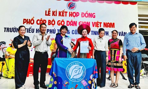Nghệ sĩ đứng lớp dạy nghệ thuật, trò mê mẩn - Ảnh 1. nghệ sĩ - Ảnh 1.
