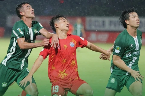 Công Phượng mờ nhạt trong ngày HLV Kim Sang Sik dự khán - Ảnh 1.