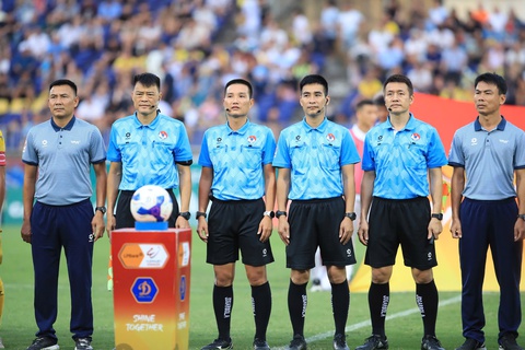 CLB Hà Nội muốn làm rõ vụ trọng tài làm trái điều lệ V-League - Ảnh 3. CLB Hà Nội - Ảnh 1.