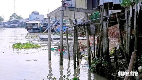 Sạt lở bờ sông Ông Chưởng, ảnh hưởng 10 nhà dân - Ảnh 1.