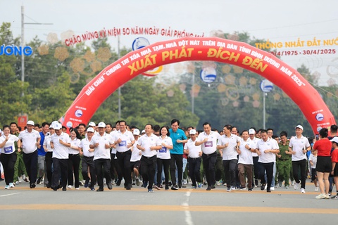11.000 người chạy ủng hộ xóa nhà tạm, nhà dột nát ở Bình Dương - Ảnh 1.