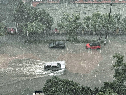 Mưa lớn trắng trời, thủ phủ của tỉnh Bắc Giang ngập sâu trong nước - Ảnh 2. mưa lớn - Ảnh 2.