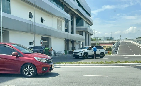 Nhà ga T3 Tân Sơn Nhất: Khách đi nhầm như 'cơm bữa', lòng vòng tìm chỗ gửi ô tô xe máy - Ảnh 4. Nhà ga T3 Tân Sơn Nhất: Khách đi nhầm như 'cơm bữa', lòng vòng tìm chỗ gửi ô tô, xe máy - Ảnh 4.