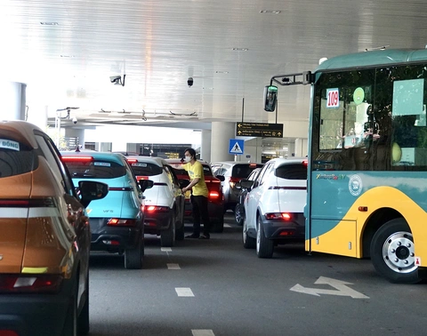 Nhà ga T3 Tân Sơn Nhất: Khách đi nhầm như 'cơm bữa', lòng vòng tìm chỗ gửi ô tô, xe máy - Ảnh 7.
