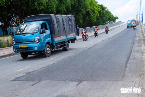 Khắc phục vệt hằn lún, rạn nứt tại cầu Tăng Long - Ảnh 2.