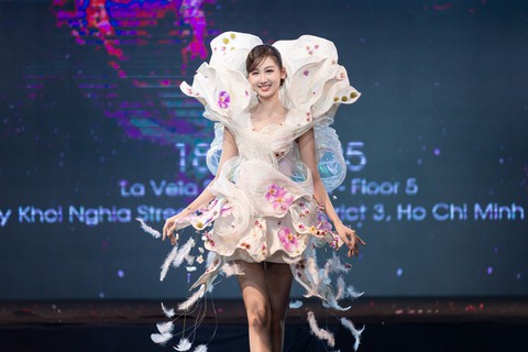 Biến tấu các loài hoa thành tác phẩm nghệ thuật lên thiết kế thời trang - Ảnh 2. thời trang - Ảnh 2.