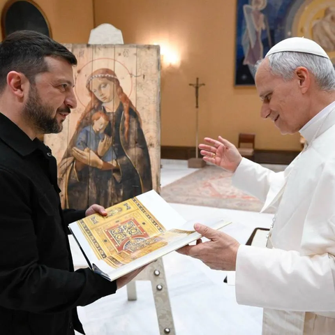 Ông Zelensky lần đầu gặp mặt Giáo hoàng Leo XIV, tặng món quà đặc biệt - Ảnh 1.