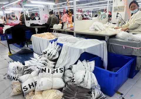Các nhà bán lẻ từ bỏ thị trường Mỹ khi bưu kiện nhỏ bắt đầu bị đánh thuế - Ảnh 1. Mỹ - Ảnh 1.