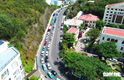 Nhiều tuyến đường ở Nha Trang đông nghẹt xe, du khách ùn ùn đổ về bến tàu du lịch - Ảnh 2. Nha Trang - Ảnh 2.