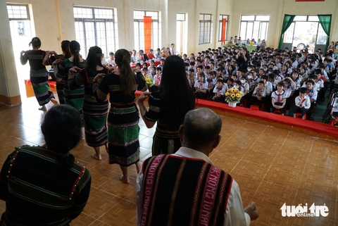 Những tiết học ngoại khóa rộn ràng cùng tiếng cồng chiêng M'nông - Ảnh 2.