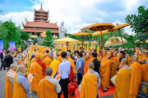 Toàn cảnh cung thỉnh xá lợi Đức Phật về tôn trí tại chùa Thanh Tâm - Ảnh 8. Toàn cảnh hành trình cung thỉnh xá lợi Đức Phật về tôn trí tại chùa Thanh Tâm - Ảnh 8.