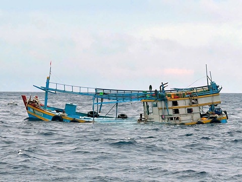 Tàu hàng quốc tịch Liberia đâm chìm tàu cá Việt Nam rồi bỏ đi, 10 ngư dân được cứu sống - Ảnh 1.
