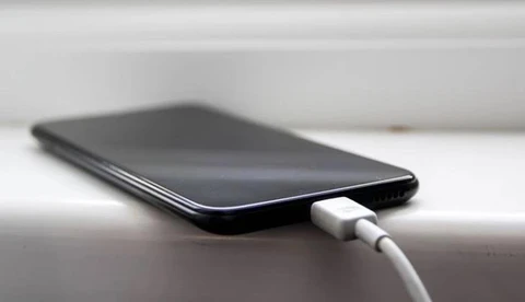 Pin điện thoại mới có thể sạc 91% trong 10 phút - Ảnh 1.
